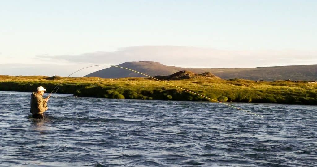 Árbót veiðimaður með fisk