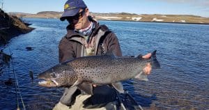 Tungufljót í Skaftártungu veiðimaður með sjóbirting