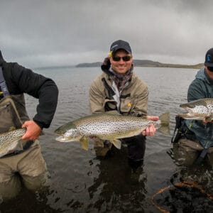 Fish Partner Veiðifélagar þrír veiðimenn með stóra urriða