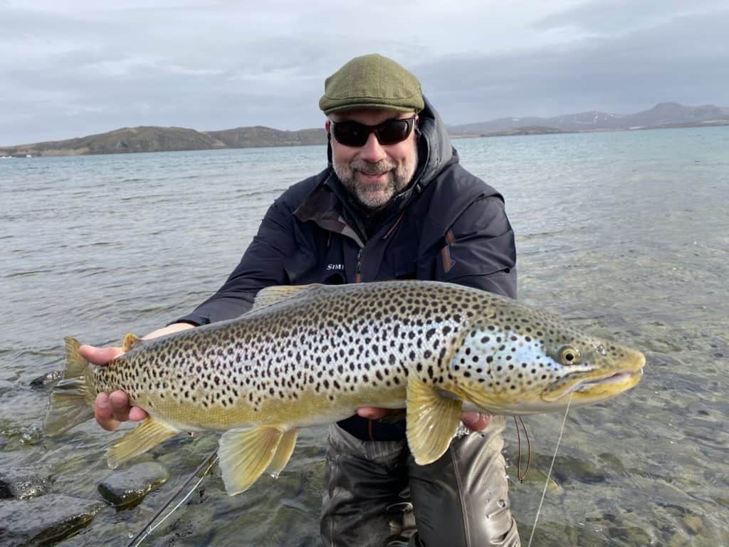 Reynir friðriksson kastkennari með urriða
